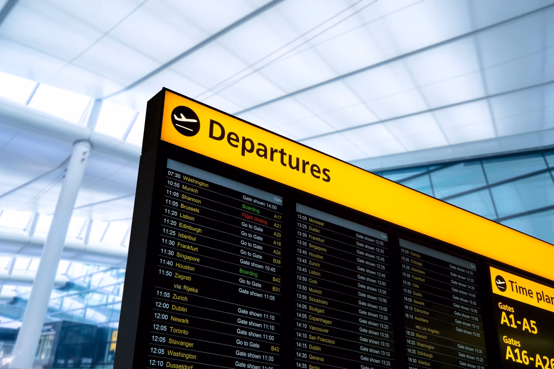 In-simulator flight board showing real-world airline schedules — departures and arrivals aligned with live traffic data.
